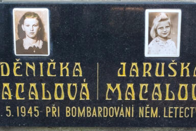 (1b) Detail pomníku